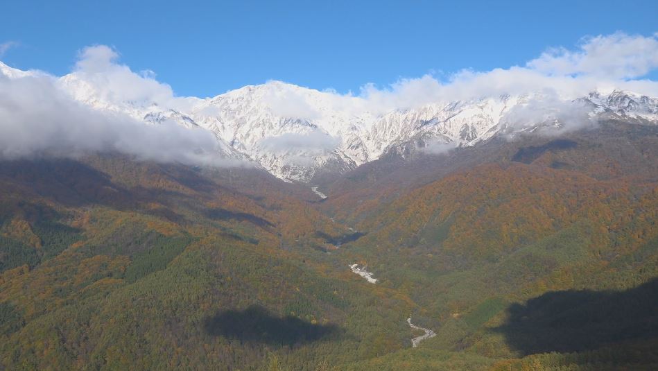 「三段紅葉」北アルプスの雪・中腹の赤や黄色・麓の緑　長野県白馬村