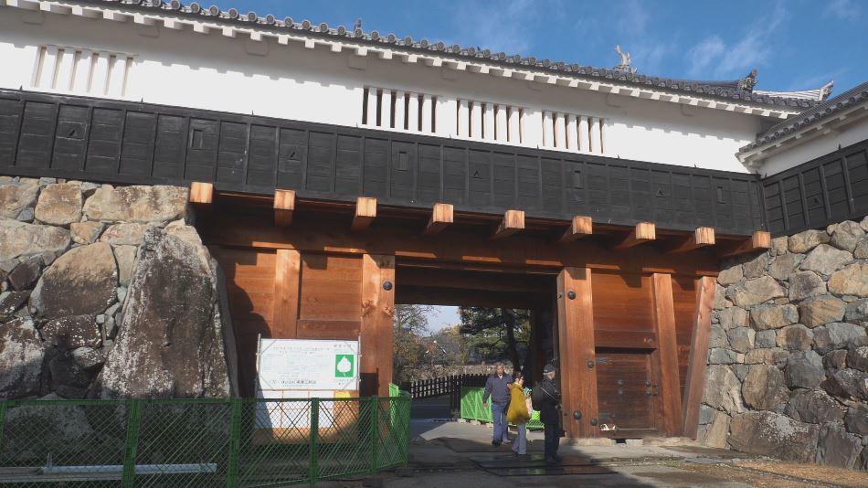 松本城太鼓門の内部を7年ぶり公開　初日から城郭ファンでにぎわう　補強箇所は目立たぬよう施工　「昭和の大修理」の写真展も