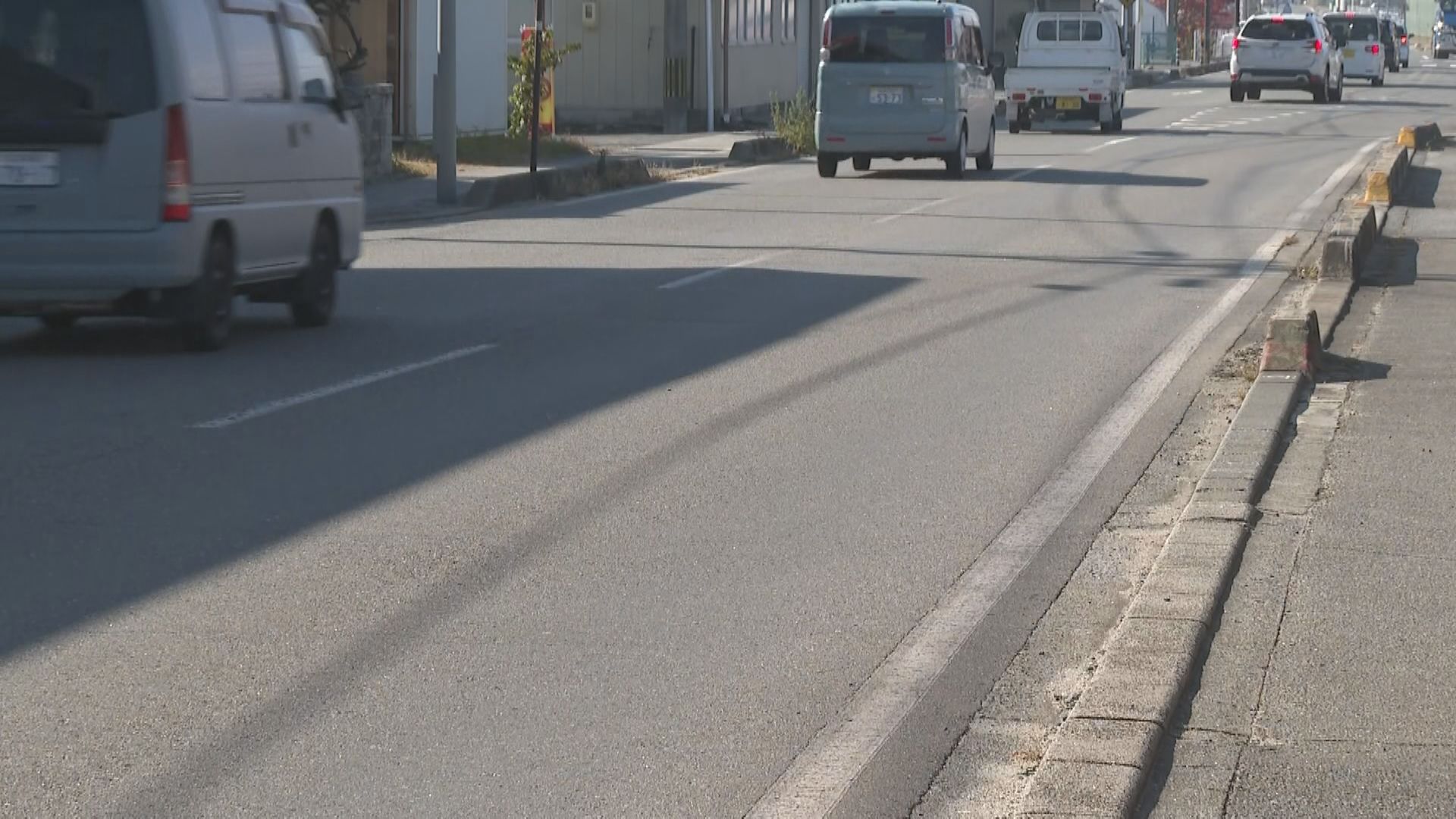 道路を横断中の66歳男性が19歳男性運転の軽自動車にはねられ死亡　事故現場の道路に横断歩道は無いものの直線で見通しは良く