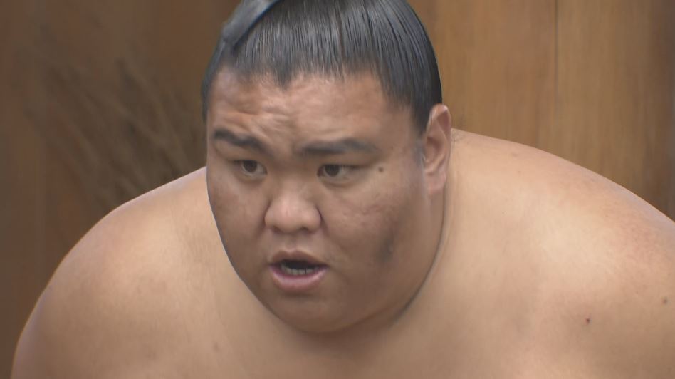 御嶽海は朝紅龍を破って5勝5敗に　大相撲九州場所10日目