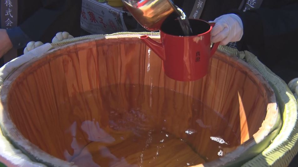 信州の酒蔵で新酒祭り　「フルーティーでおいしい」鏡開きの純米吟醸に舌鼓　日本酒ファンに振る舞いのイベント　真新しい杉玉も掛けられ