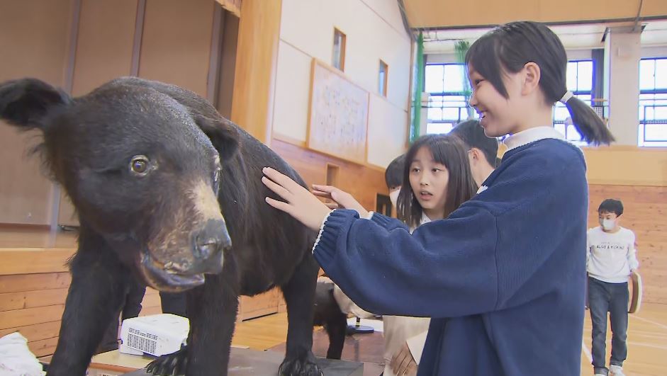 クマと遭遇したら？学校付近での目撃も相次ぐ中、小学生が専門家に対処法学ぶ「目を直接見ないよう、ゆっくり下がる」長野・上田市
