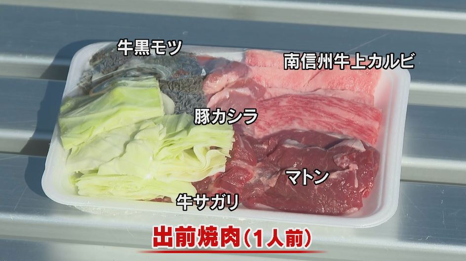 マトンに黒モツも…飯田焼き肉楽しむイベント　交差点を通行止めにして約150人が一斉に　「日本三大焼き肉の街」の市長もそろって鉄板囲む