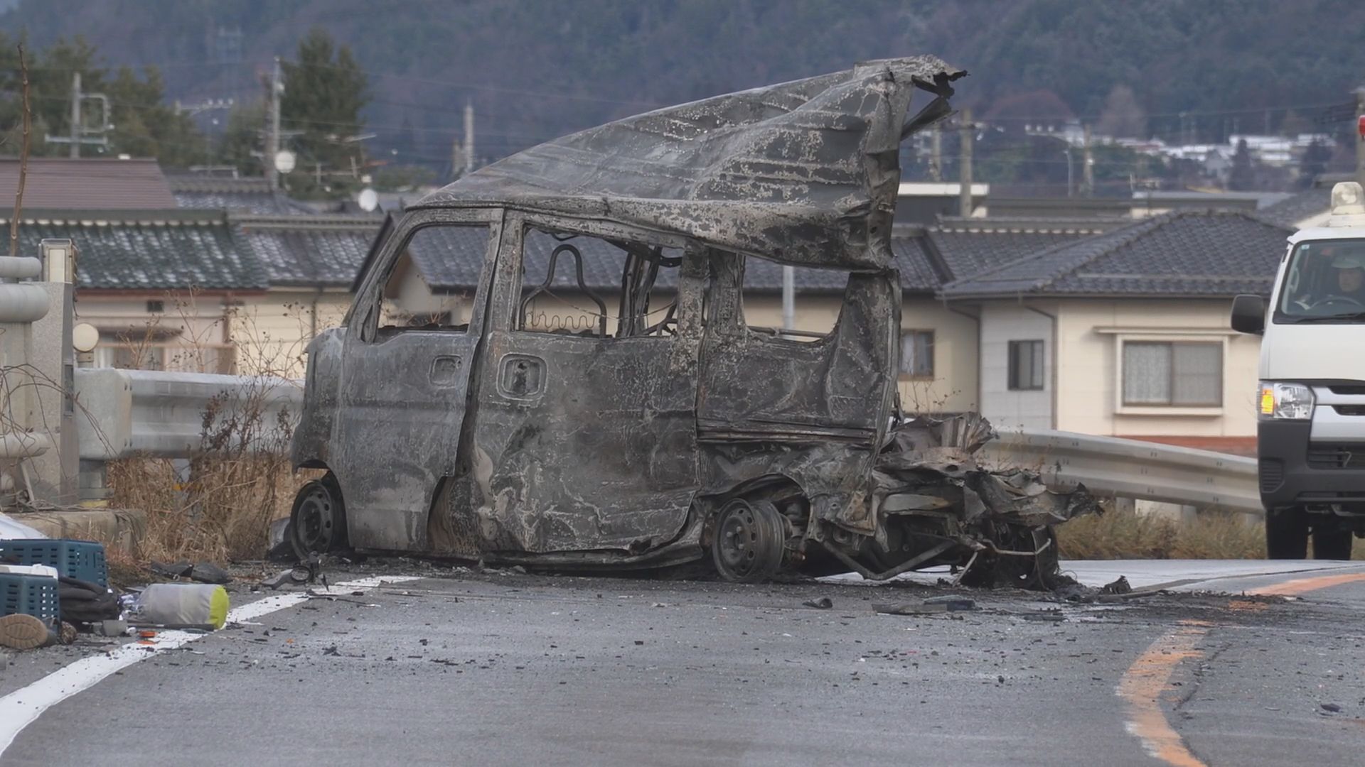 クレーン車など4台が絡む事故　1人死亡　1台炎上　少なくとも2人搬送