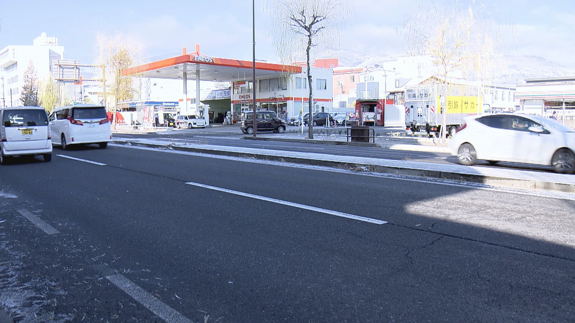  歩行者の男性が軽自動車にはねられ死亡　片側2車線の国道を歩いていたか　現場は横断歩道の無い見通しの良い直線　軽自動車の女性はけが無し