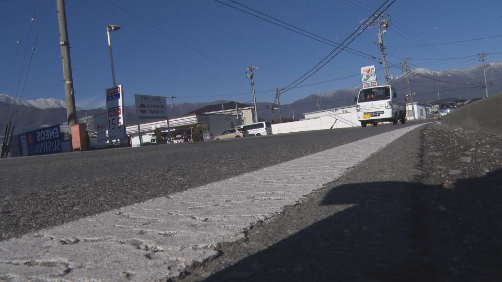 道路横断中に車にはねられる　38歳男性が意識不明の重体　タクシーを降りた後、道路に出てはねられたか