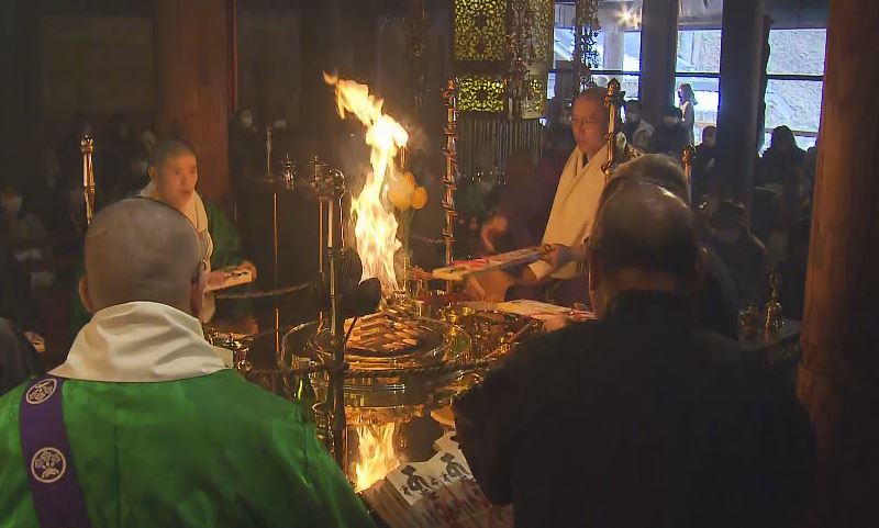  古刹・牛伏寺で厄除け縁日始まる　寺名は牛がお経を運んだという故事から　本堂では大護摩祈祷　境内では牛の像に触れて安寧を祈願　