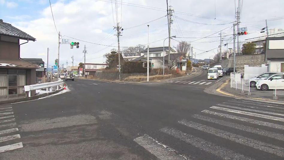 バイク運転の高校生が意識不明の重体　トラックと衝突　バイクが右折、トラックが直進　現場は信号機のある国道交差点