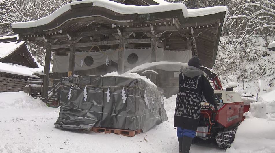 長野市の戸隠神社で「雪中酒」の仕込み　日本酒を雪に埋めて3カ月熟成、まろやかな味に　今年は雪が少なく境内からかき集めて「雪の蔵」に