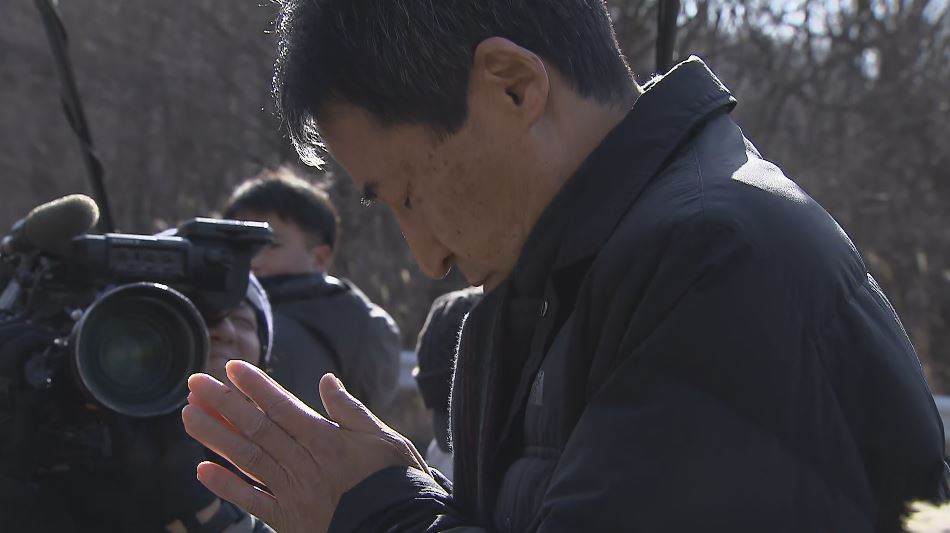 「この暗さと寒さ…忘れない」事故発生の午前1時55分に献花　大学生ら15人死亡、26人重軽傷　19歳の息子を亡くした父親「これからも教訓を語り継いでいくことが使命」　軽井沢スキーバス事故10年