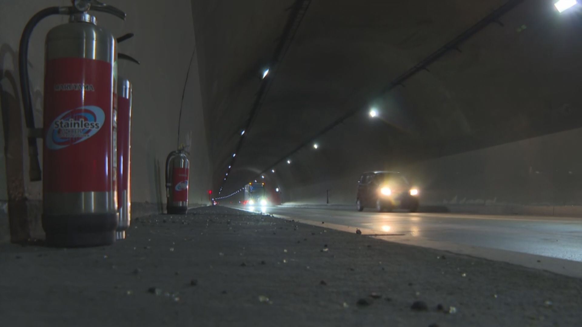  トンネルで車同士が正面衝突　大阪府の46歳男性が死亡　10代女性と20代男性の2人けが　対向車線にはみ出したか　現場周辺は約5時間通行止め　長野・下諏訪町の国道142号線