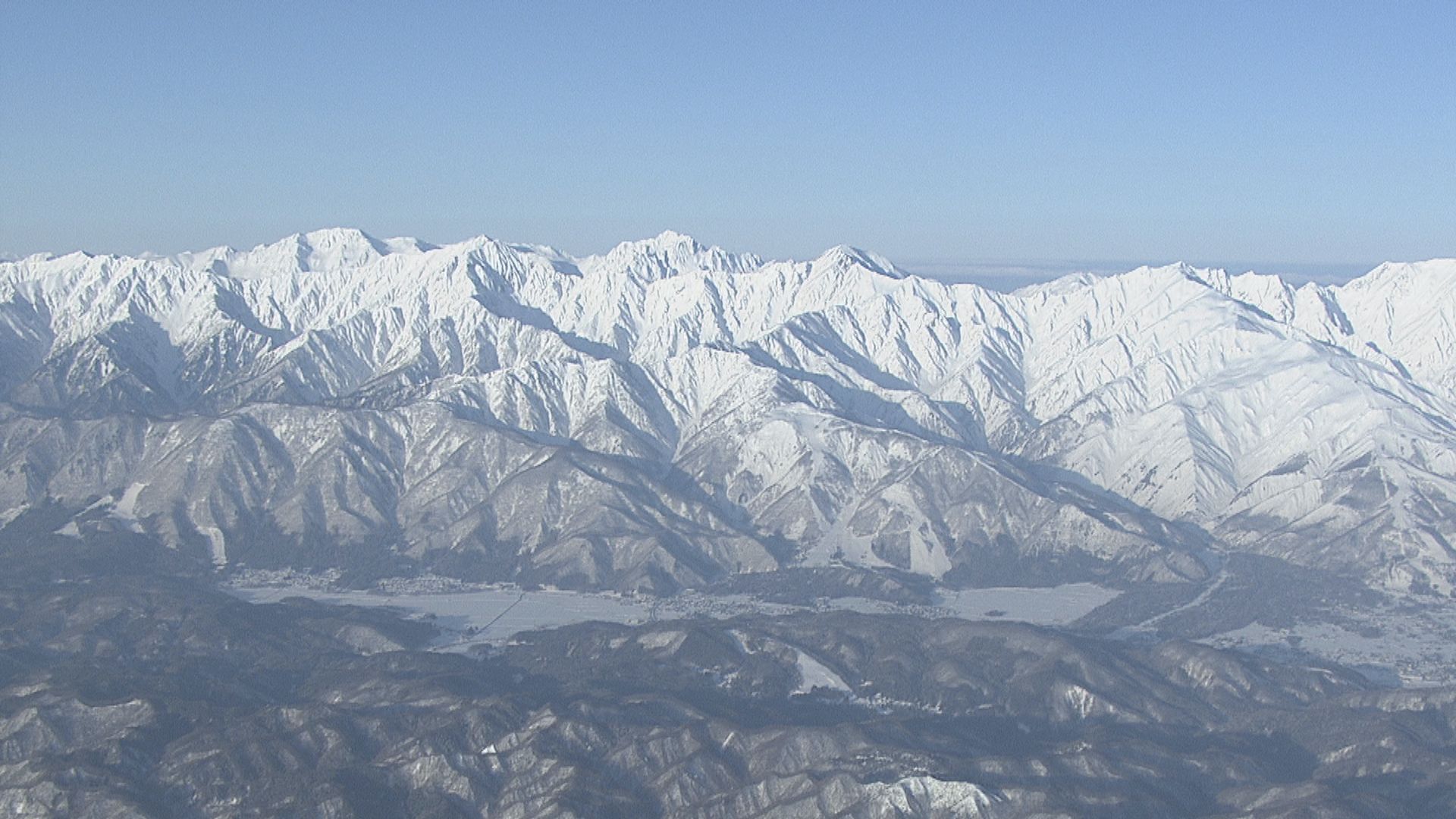 バックカントリーで外国籍の3人が雪崩に巻き込まれる　1人が安否不明　26日朝から警察など8人で捜索　長野・白馬村の山中で遭難