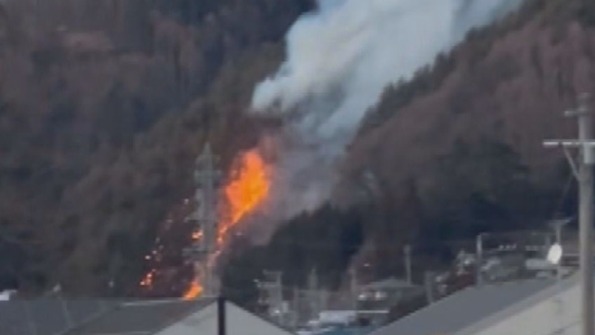 【続報】長野・諏訪市の山林火災　消防車10台出動　約1時間40分後、ほぼ消し止められる　「家の裏の土手が燃えていて山に燃え移りそう」と通報