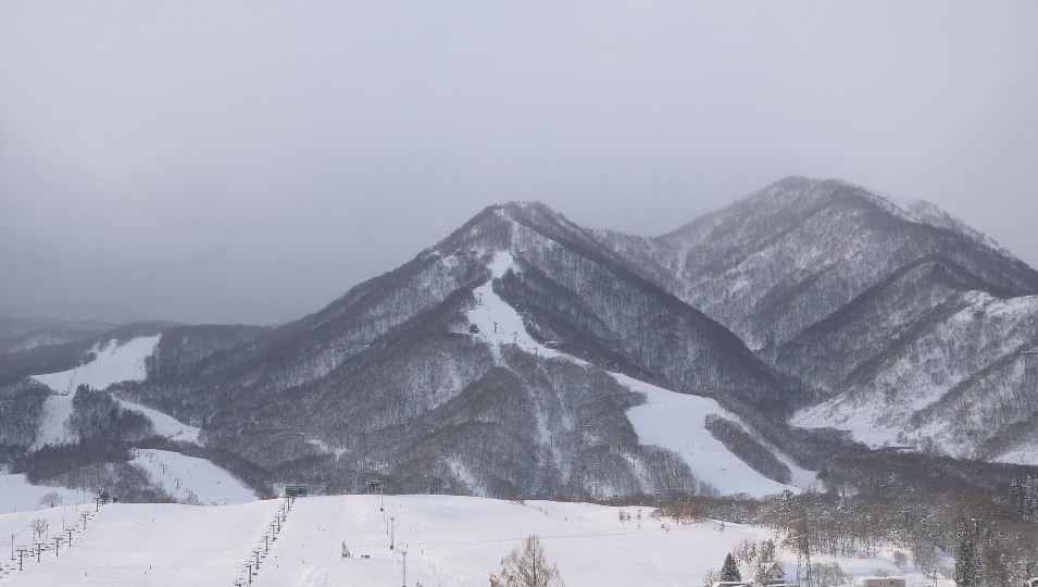 「リフトを降りそこねて宙づりに」女性が心肺停止の状態　停留所で事故　オーストラリア国籍の20代とみられる女性を搬送　長野・小谷村のスキー場