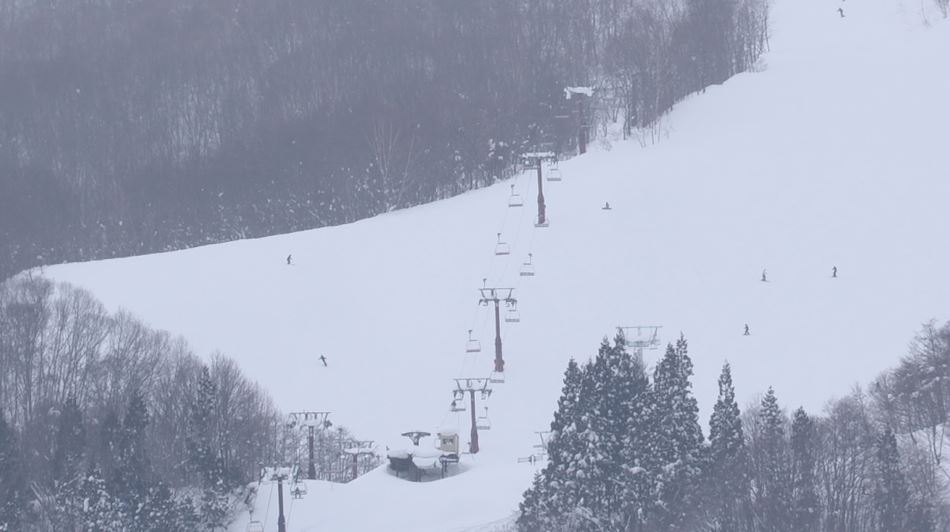 リフトで宙づりに　22歳女性が死亡　リュックのバックルが挟まったか　「リュックは前に抱えるか横に置く」他のスキー場で注意喚起の動き