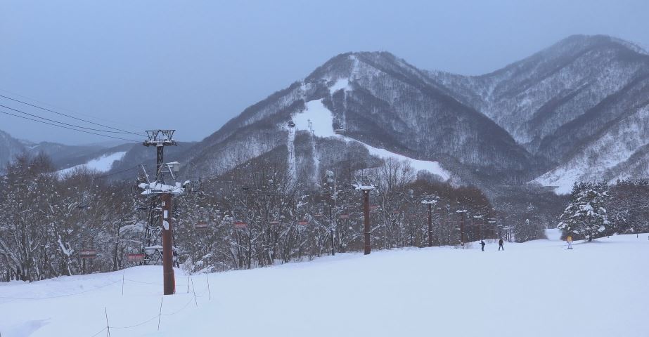 スキー場のリフトで宙づり　22歳女性が死亡　死因は窒息を原因とする低酸素脳症　長野・小谷村