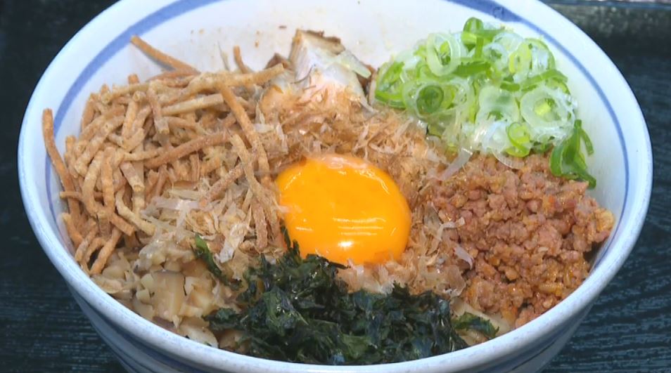 「ジャンク」な一杯！極太の麺にチャーシュー「背徳まぜ蕎麦」　人気の「二郎系」ラーメン店と協力して開発　ターゲットは「若い世代」　長野県下條村の道の駅のそば店で販売