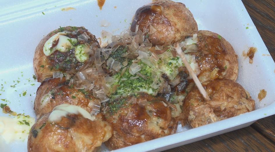 大阪出身「おかん」が移住して始めた「たこ焼き」が長野・松川村で人気　“外がカリッと中トロトロ”本場の味と軽妙なトーク　子どもが喜ぶ3個100円のメニューも