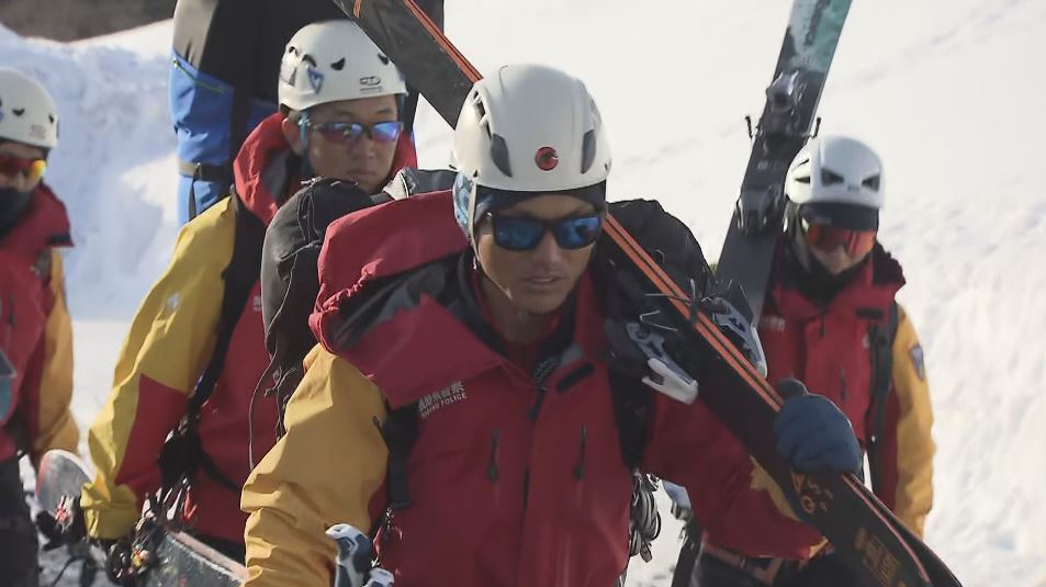 「バックカントリー滑走中に動けなくなった」一夜明け、外国籍の10代の男女2人を発見　同行下山の予定　長野・小谷村千国乙の親沢付近の標高約1250メートルの斜面