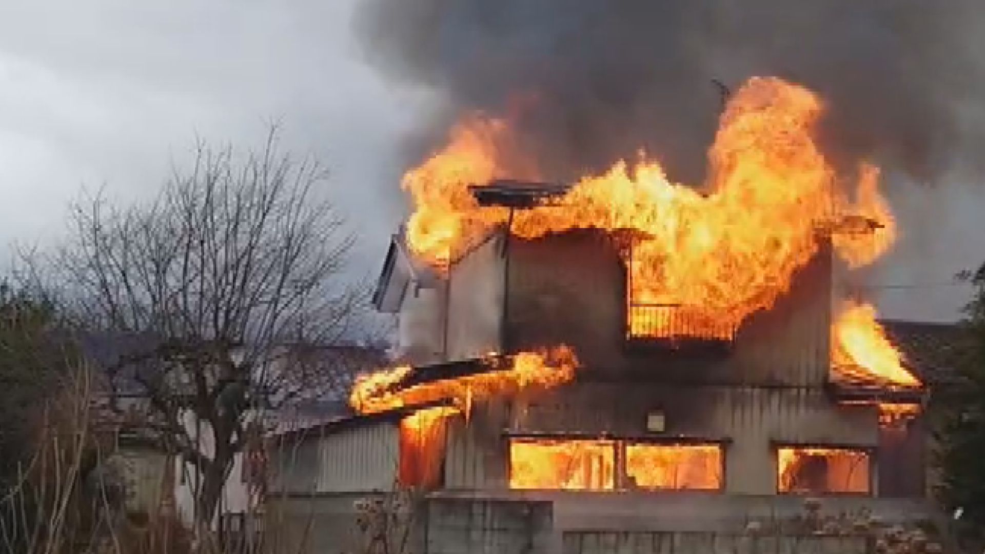  「家が燃えている」　2階建ての住宅を焼く火災　現場から1人の遺体を発見　住人の男性と連絡取れず