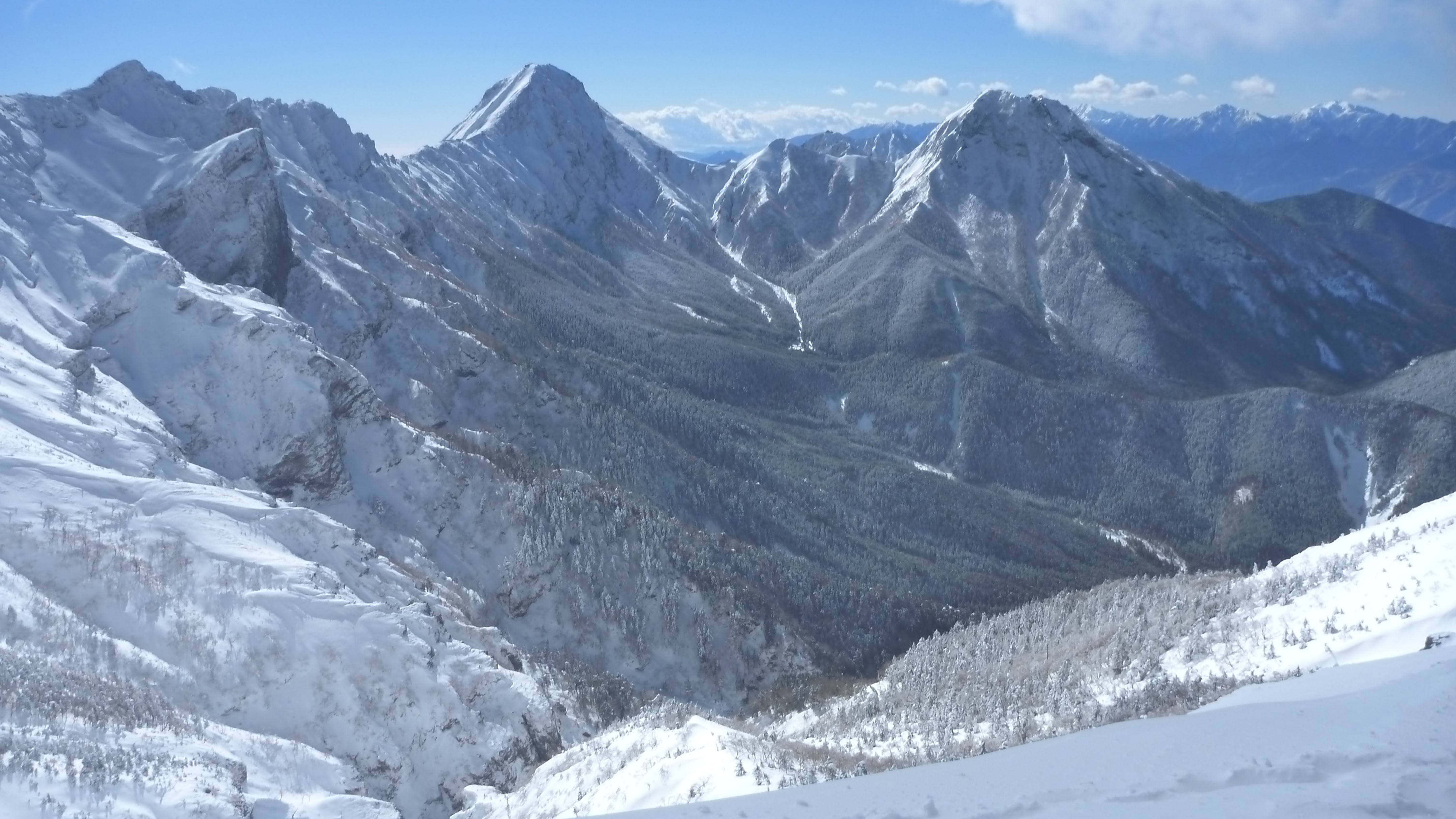 「道に迷ったので救助してほしい」　八ヶ岳連峰の赤岳で東京の26歳男性会社員が遭難　1日朝から救助へ
