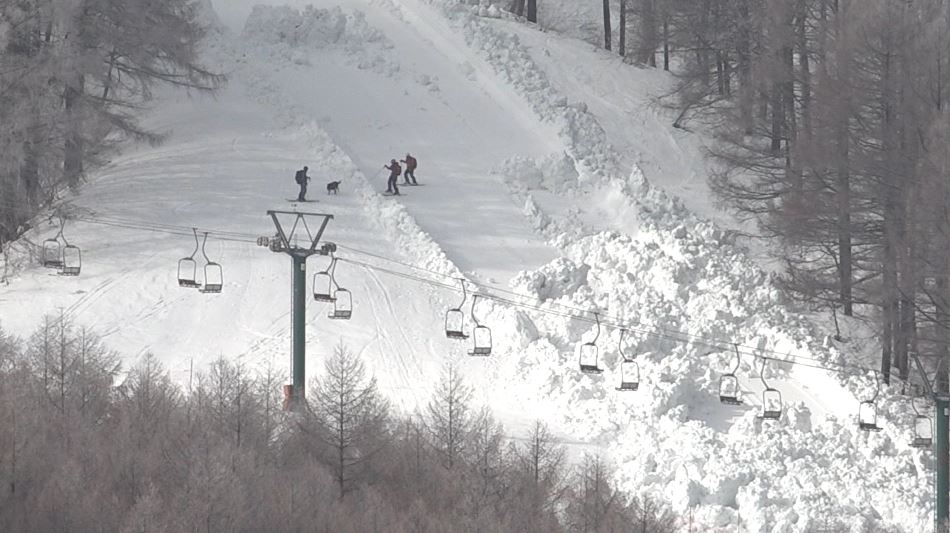  気温上昇で「全層雪崩」が発生か　斑尾高原スキー場で10～40代の4人重傷　非圧雪の上級コース「パウダーライン」　当時はザラメ雪状態