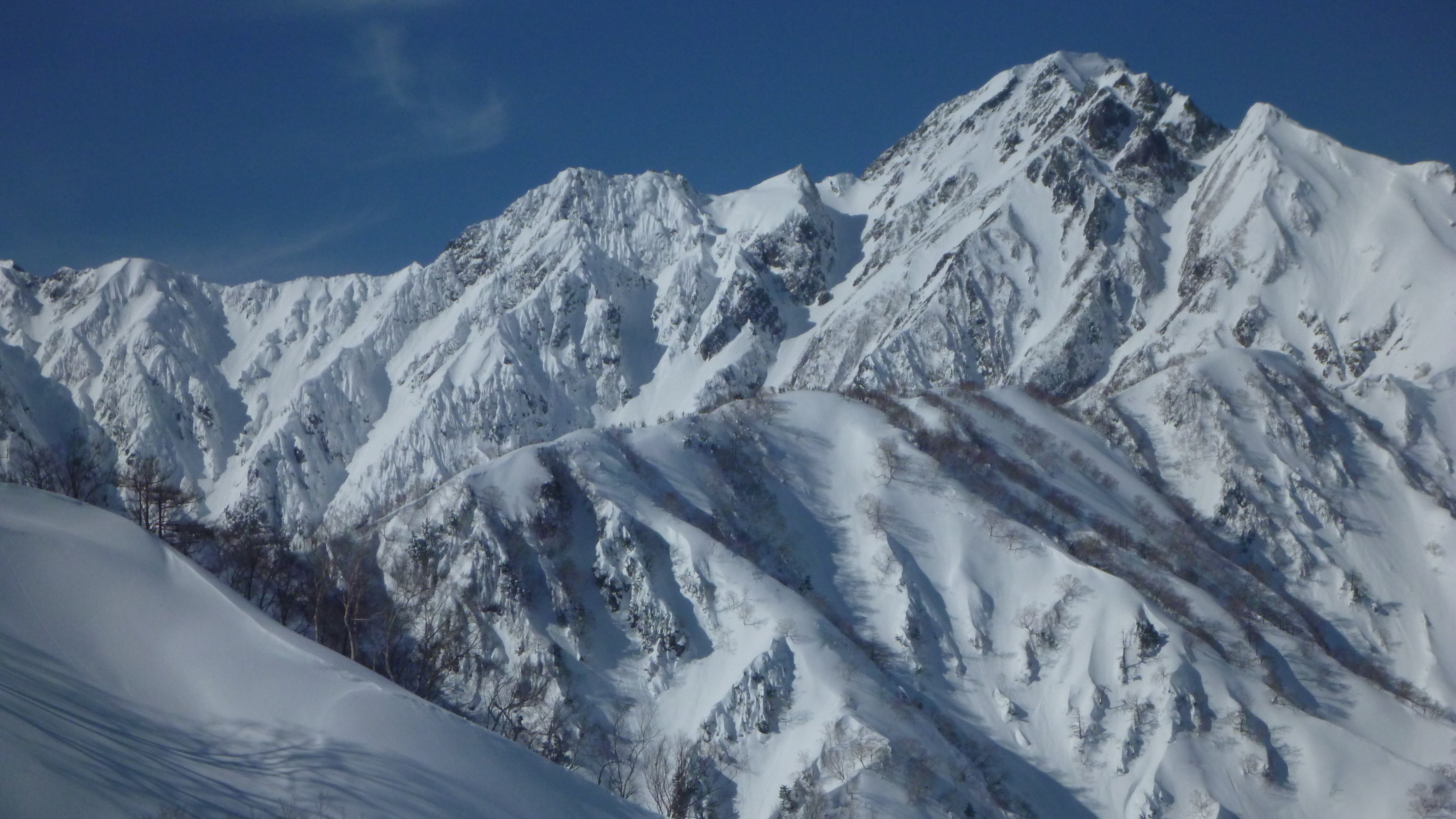 「休憩中に落としたザックを拾いに行ったまま連絡が取れない」ヘリコプターで救助も男性の死亡を確認　北アルプス西遠見山付近で遭難　