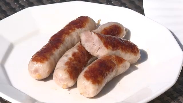 54歳で早期退職　東京から長野・安曇野へ移住した夫婦が営む「生ソーセージ工房」　ジューシーで野菜の香りも楽しめる味でファン増加中　客の声から生まれる商品も