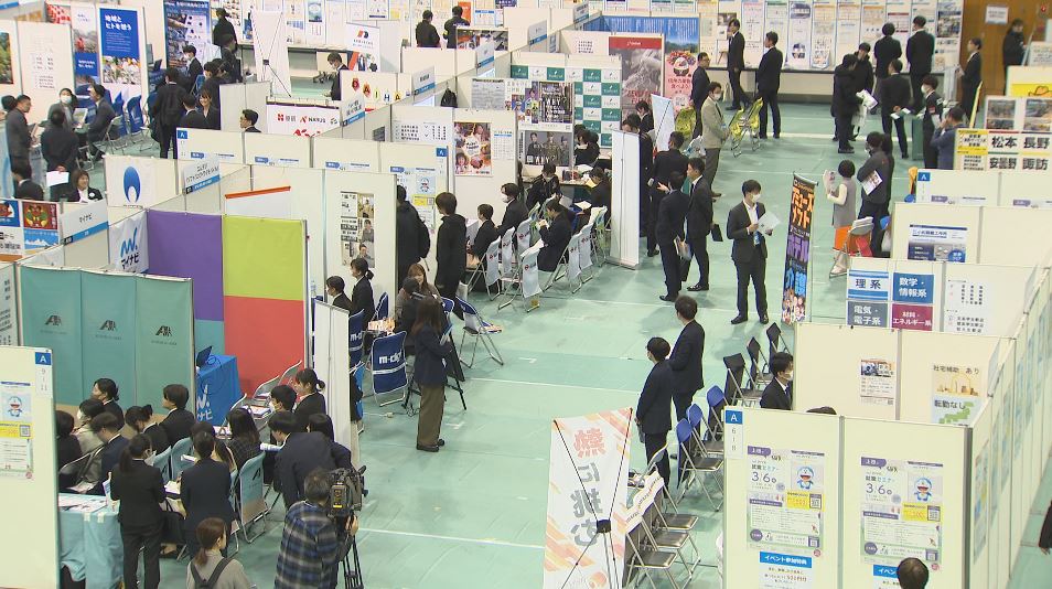 学生優位の「売り手市場」変わらず…「就活」が本格スタート　企業側の「初任給引き上げ」の動き広がる