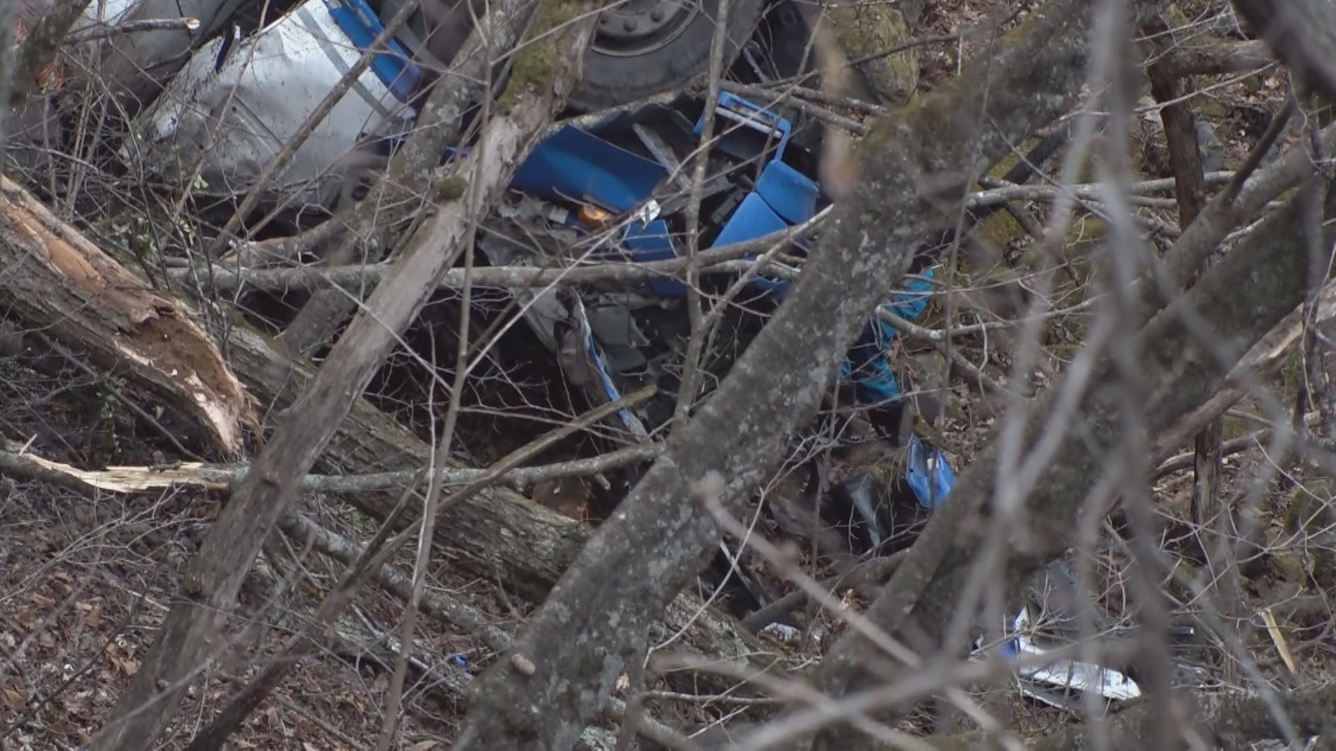 大型トラックが斜面に転落　運転の男性が死亡　車内に閉じ込められる　道路左側のコンクリートに衝突、右側のガードレールを突き破る　長野・松本市安曇の県道乗鞍岳線