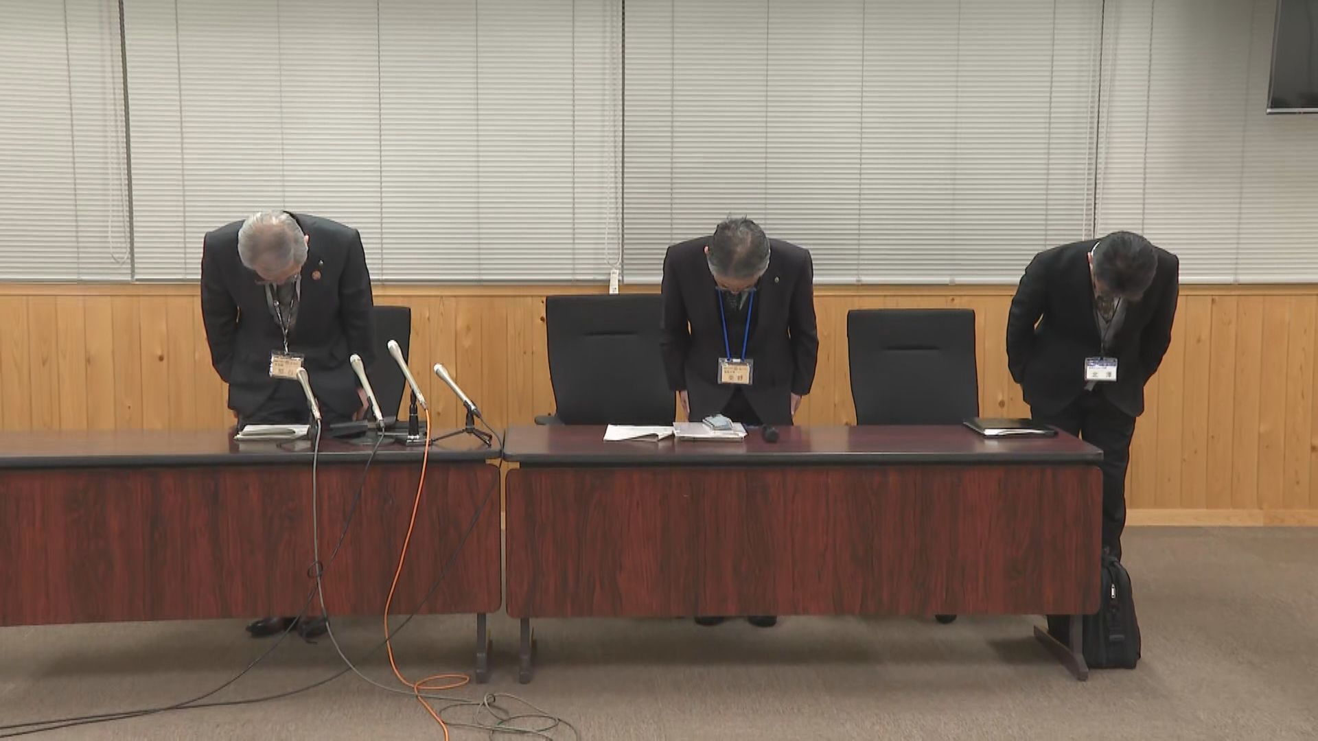 小学校で「いじめ」　1人の児童を複数の児童が叩いたり、蹴ったり、数人の児童が「やれやれ」とあおる　被害にあった児童は心身に深い傷を負い不登校に　今も苦しんでいて通院中