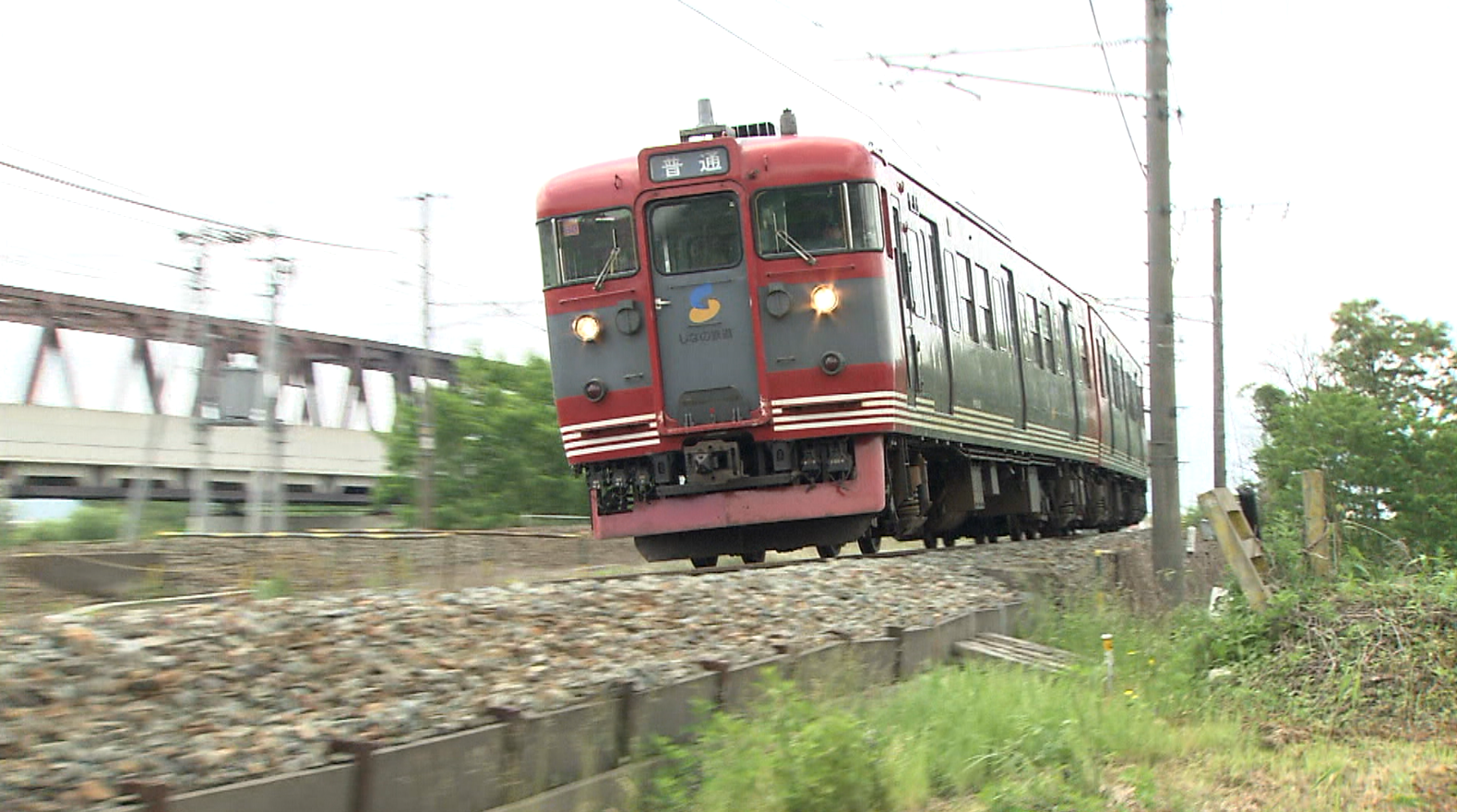 線路上にクルミ、木の枝…列車が踏みつぶし緊急停止　カラスなどの動物が置いた可能性　約20分後に運転再開　長野・千曲市