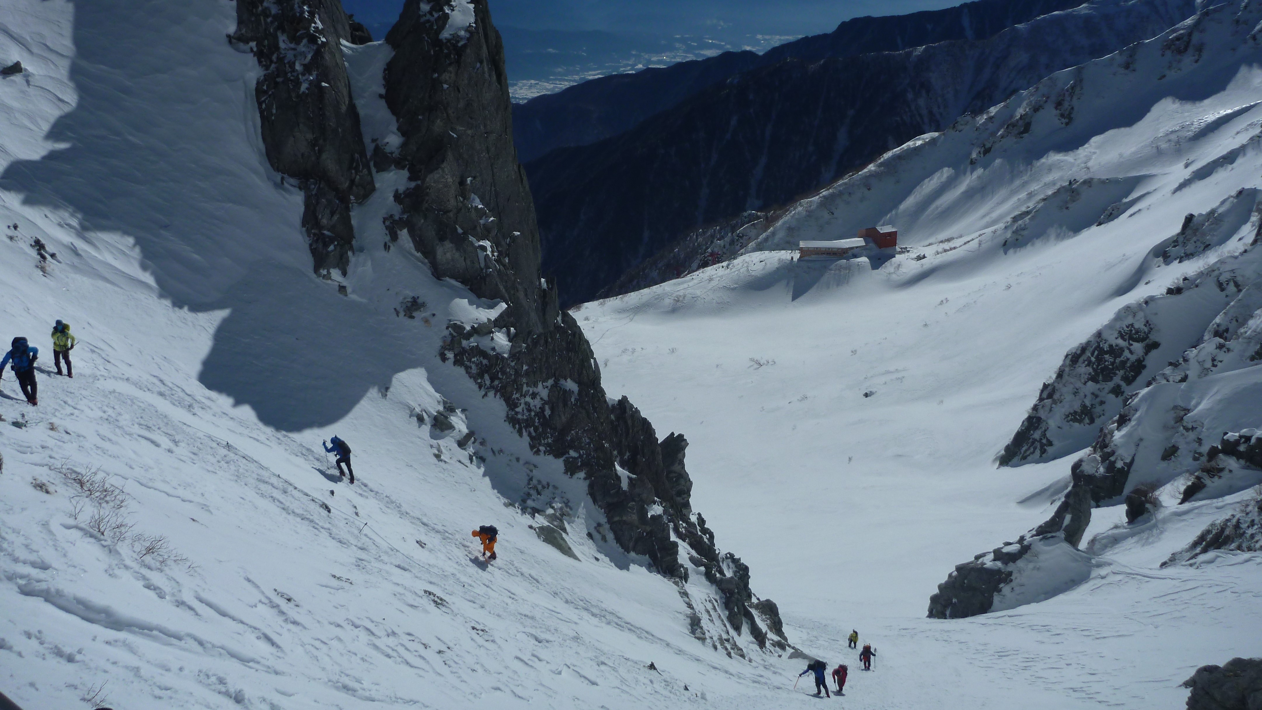 「これ以上進めない」　街と変わらぬ服装や不十分な装備で入山し行動不能に　中央アルプス千畳敷で遭難相次ぐ　急坂を自力で降りられず　愛知の21歳男性2人と滋賀の56歳女性　いずれもけがは無く無事救助