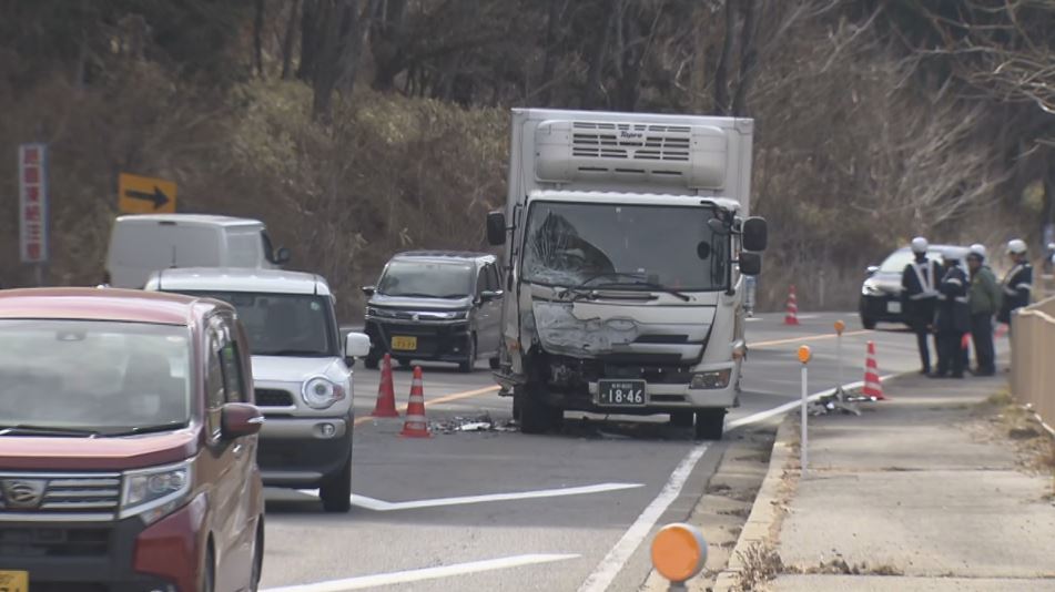 国道20号線で軽自動車とトラックが衝突　21歳の男性が重体の模様　軽自動車がカーブ手前でセンターラインを越えて、反対側の車線に出たか　長野・塩尻市