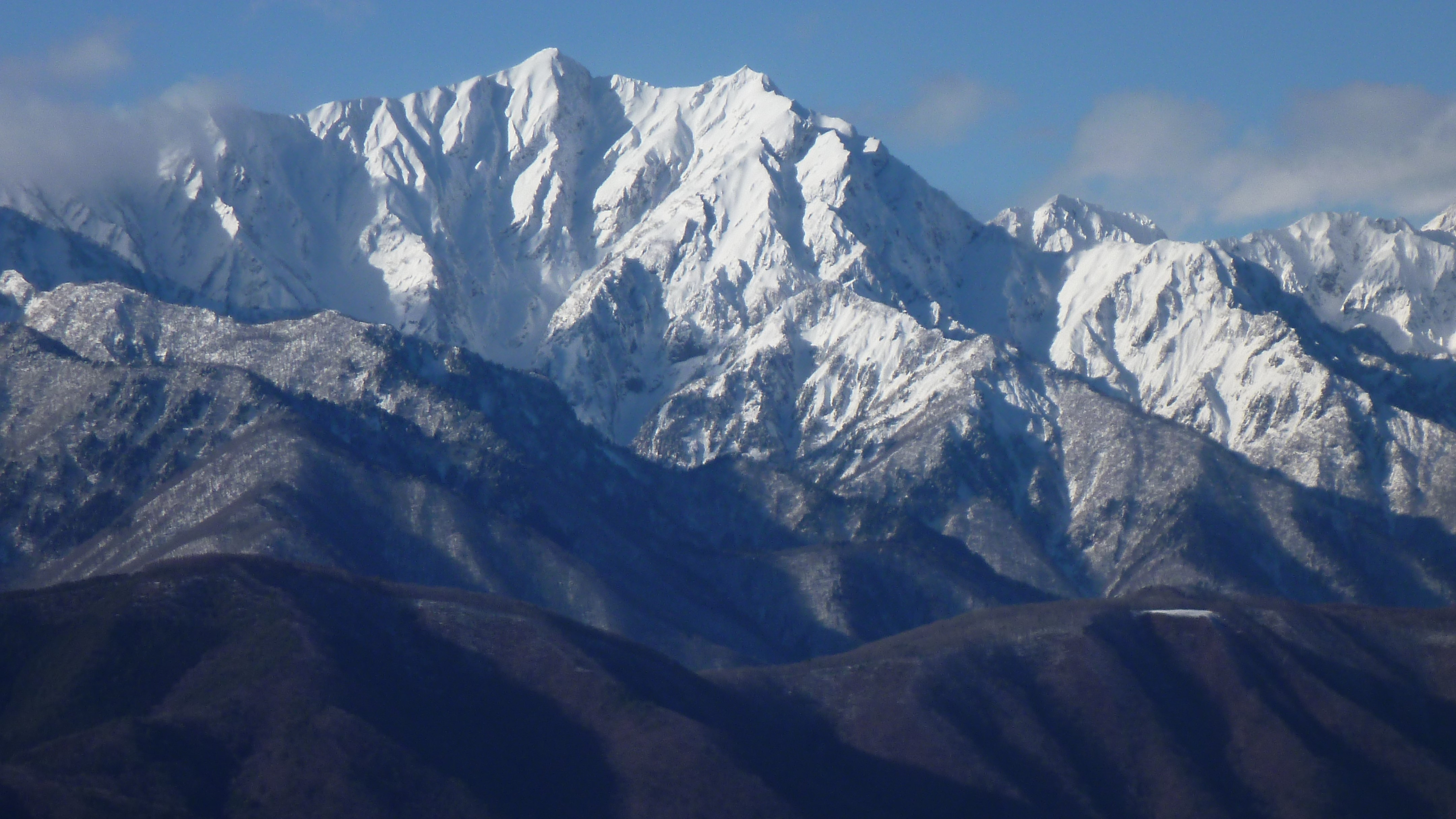 「クライミング中に滑落して自力下山できない」上級者向けのバリエーションルートでバランス崩して滑落　東京都の64歳男性をヘリコプターで救助　軽傷の模様　北アルプス鹿島槍ヶ岳北壁付近で遭難