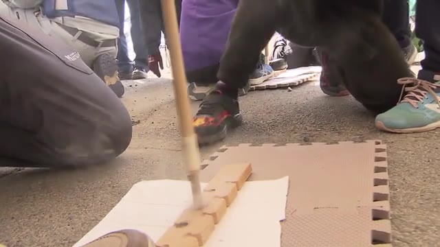 春休み中の小学生が「火起こし」体験　「正しく使えば火は快適で便利なものだと学んで」