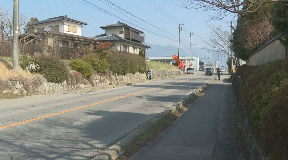 現場は横断歩道は無いが見通しの良い直線　自宅近くの市道横断中の78歳女性が軽自動車にはねられ死亡　