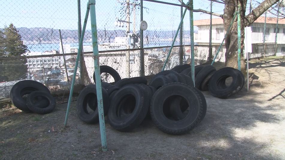 「不法投棄」と警察に届出　タイヤ32本が閉校した小学校グラウンドに　実は…中学校関係者が市に伝えず一時的に置く　部活動の体力作りで使用