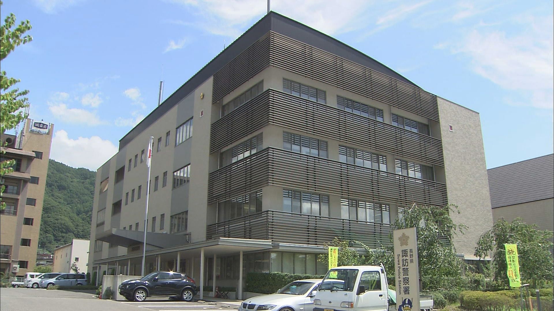 妻が発見…アパートの駐車場で車の下敷きに　43歳の男性が意識不明の重体　妻が車から荷物をおろし、自宅に向かっている際に大きな音　長野・諏訪市