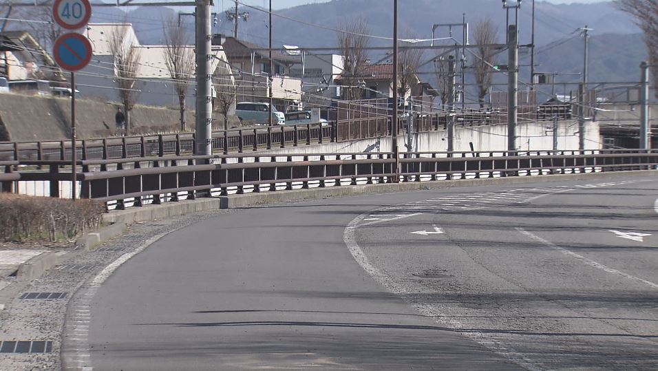 後ろからきた車にはねられる　83歳男性が意識不明の重体　県道の左側を歩行中、白線から車道にはみ出た場所ではねられたか　長野・岡谷市