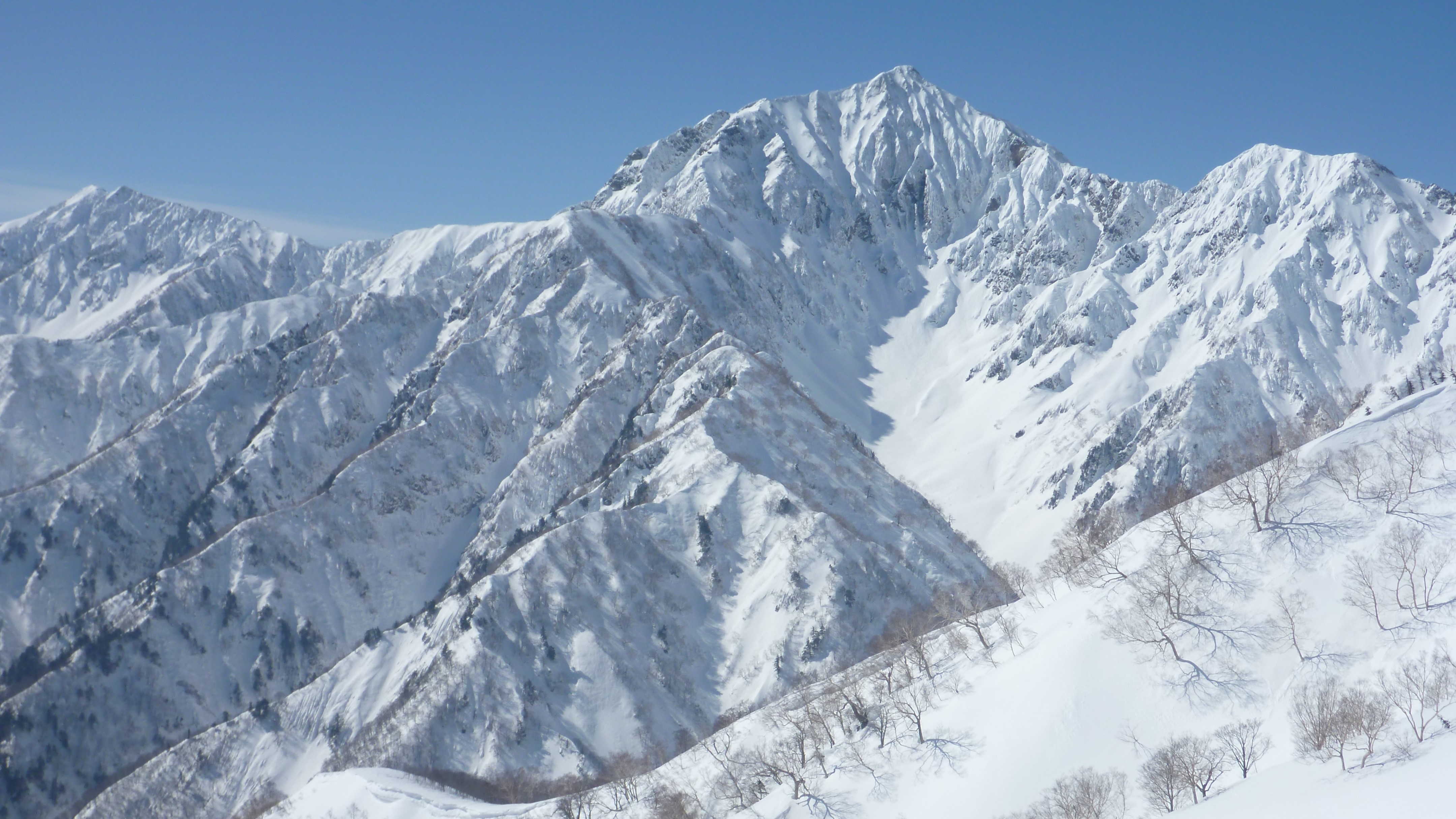 雪崩に巻き込まれる　北アルプスでバックカントリー滑走中に28歳男性が行動不能に　ヘリコプターで救助、病院に搬送