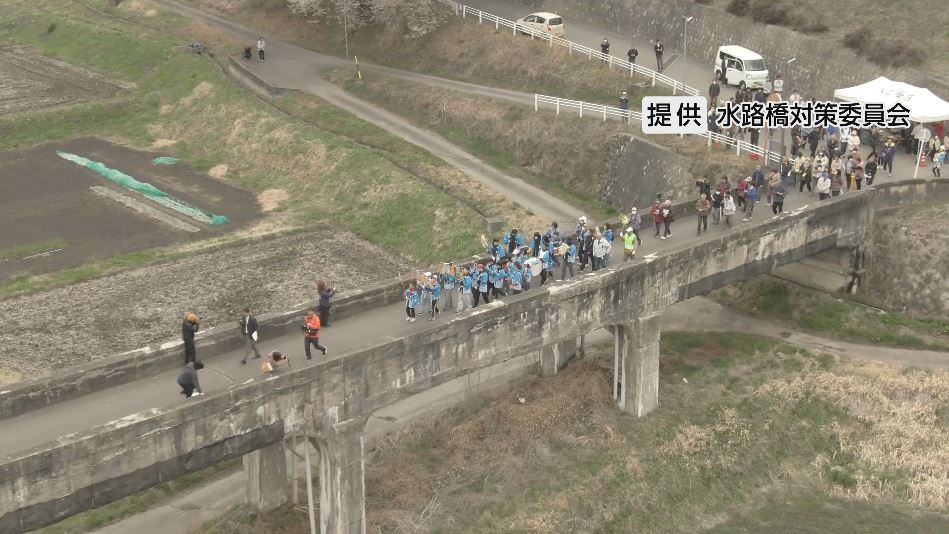 映画のロケ地「八乙女の水路橋」が老朽化のため通行止めに　100年近い歴史で地元のシンボル　「近代土木遺産」にも選ばれる　約150人の住民らが参加「感謝の渡り納め」　長野・箕輪町