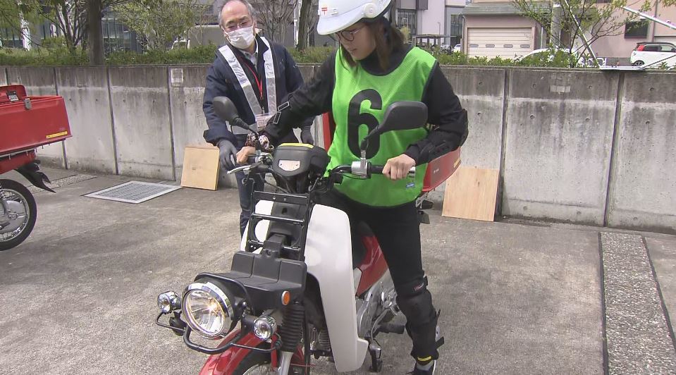 新入社員が「赤いバイク」で訓練　郵便局の新人配達員がバイク研修　「これから配達していくぞって気持ち」2026年度は83人を採用　長野・新潟の郵便局に配属