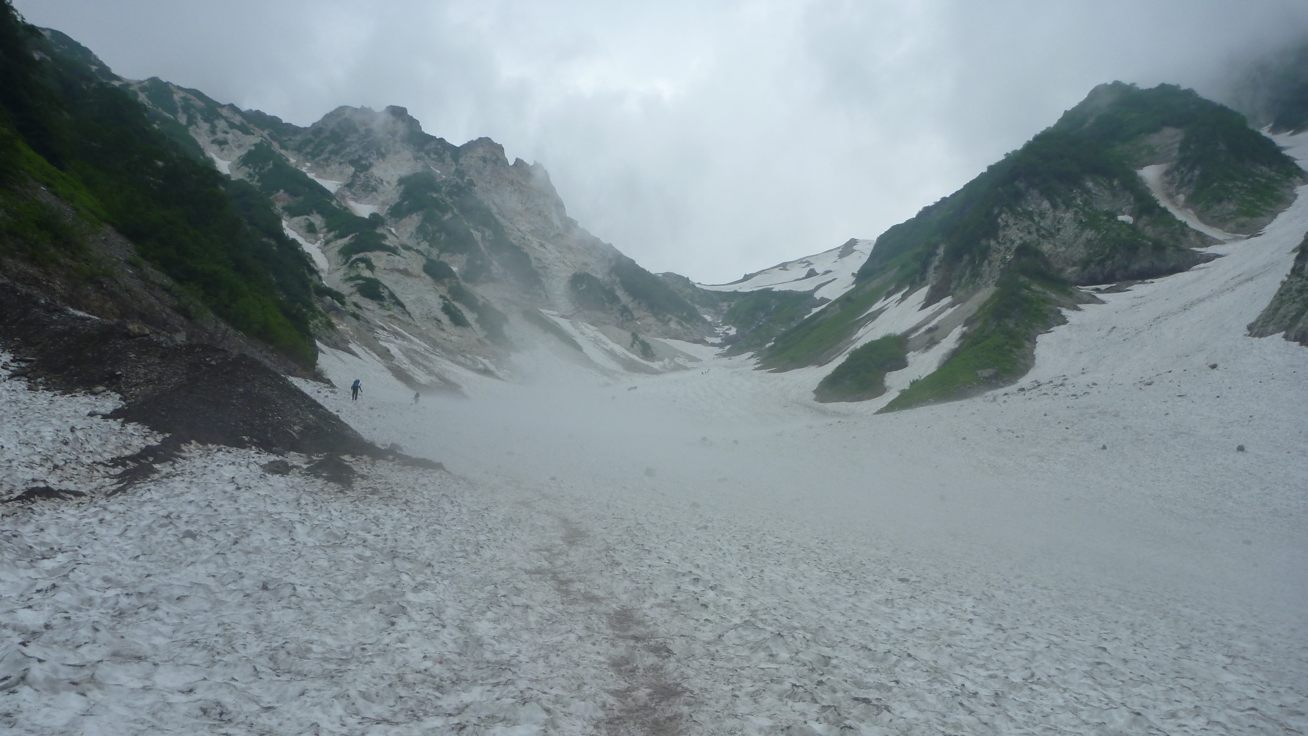 「男性が倒れていて意識も呼吸もない」北アルプス白馬岳で登山者が通報　ヘリコプターが大雪渓付近で収容　