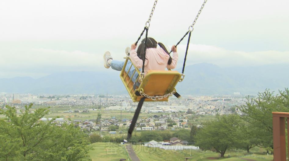 「ヤッホー」絶景を独り占め　茶臼山恐竜公園に「大型ブランコ」　愛称は「チャウスカイ」　長野市