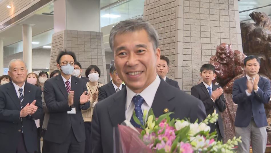 伊那市で16年ぶりリーダー交代　吉田浩之新市長（63）が初登庁「市民目線を原点に新市政」