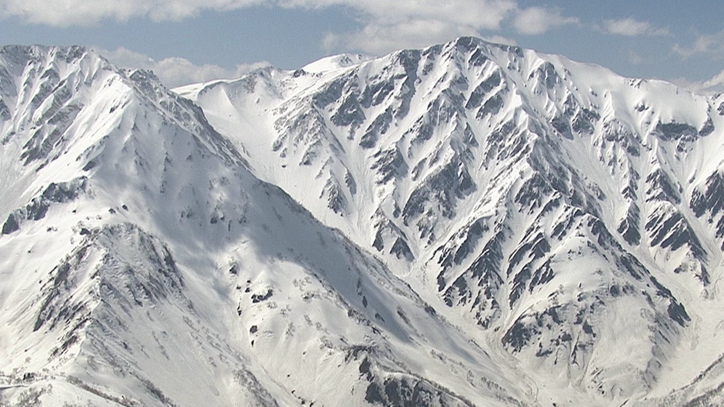 北ア白馬岳の大雪渓で倒れていた男性　他の登山者が通報　病院に搬送も心肺停止状態　単独登山で遭難か