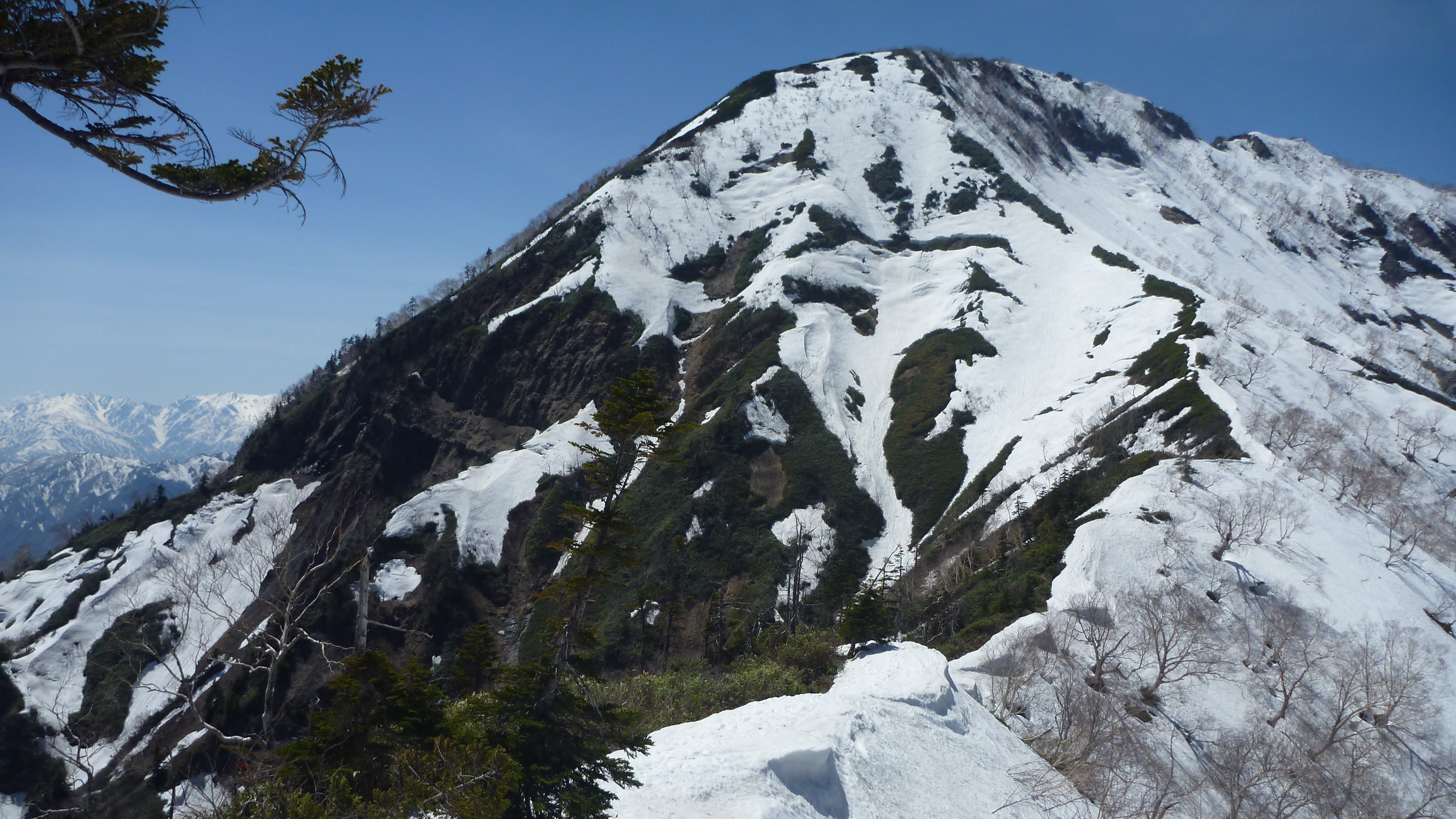 高妻山の雪渓で滑落　50代の男女を県警ヘリで救助　雪が残る登山道で足滑らせたか　3人パーティーで入山　