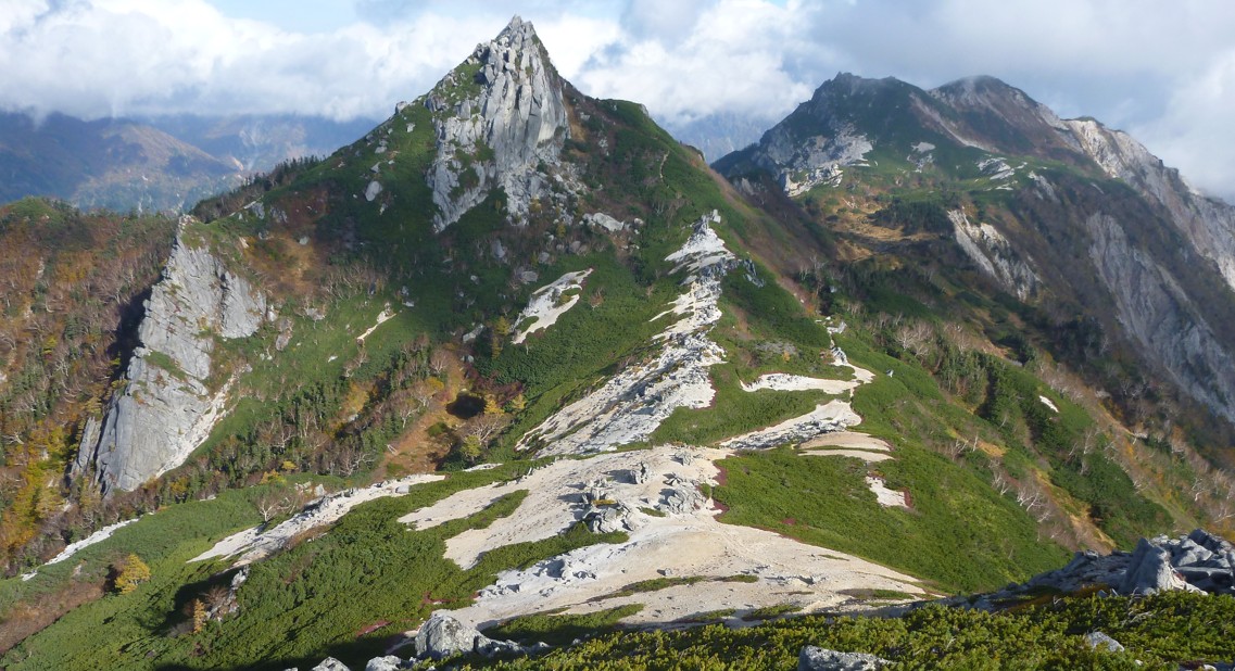 北アルプス烏帽子岳で倒れている男性を発見　病院で死亡が確認　野口五郎岳方面に入山して行方不明の59歳男性か　遭難者を捜索中のヘリコプターが発見