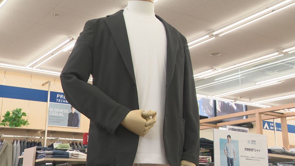 売り上げ9.7倍“ビジネスTシャツ”「もうワイシャツに戻れない」　一方で「1%でも契約の確率が下がったら」不安の声　Tシャツでも“きちんと感”　襟が高く透けにくい商品続々と　着こなしのコツはタックイン
